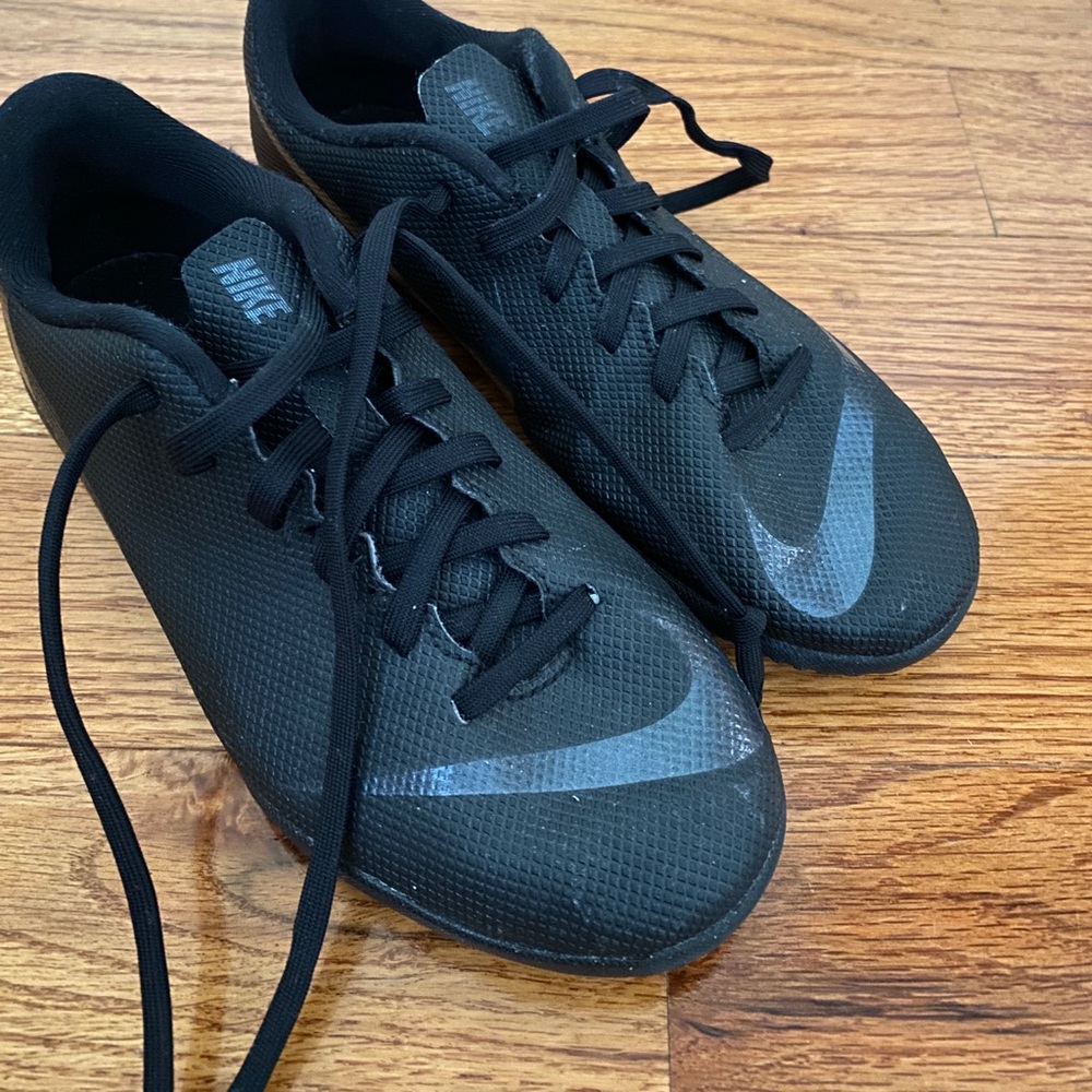 Nike - soccer shoes - size 3Y